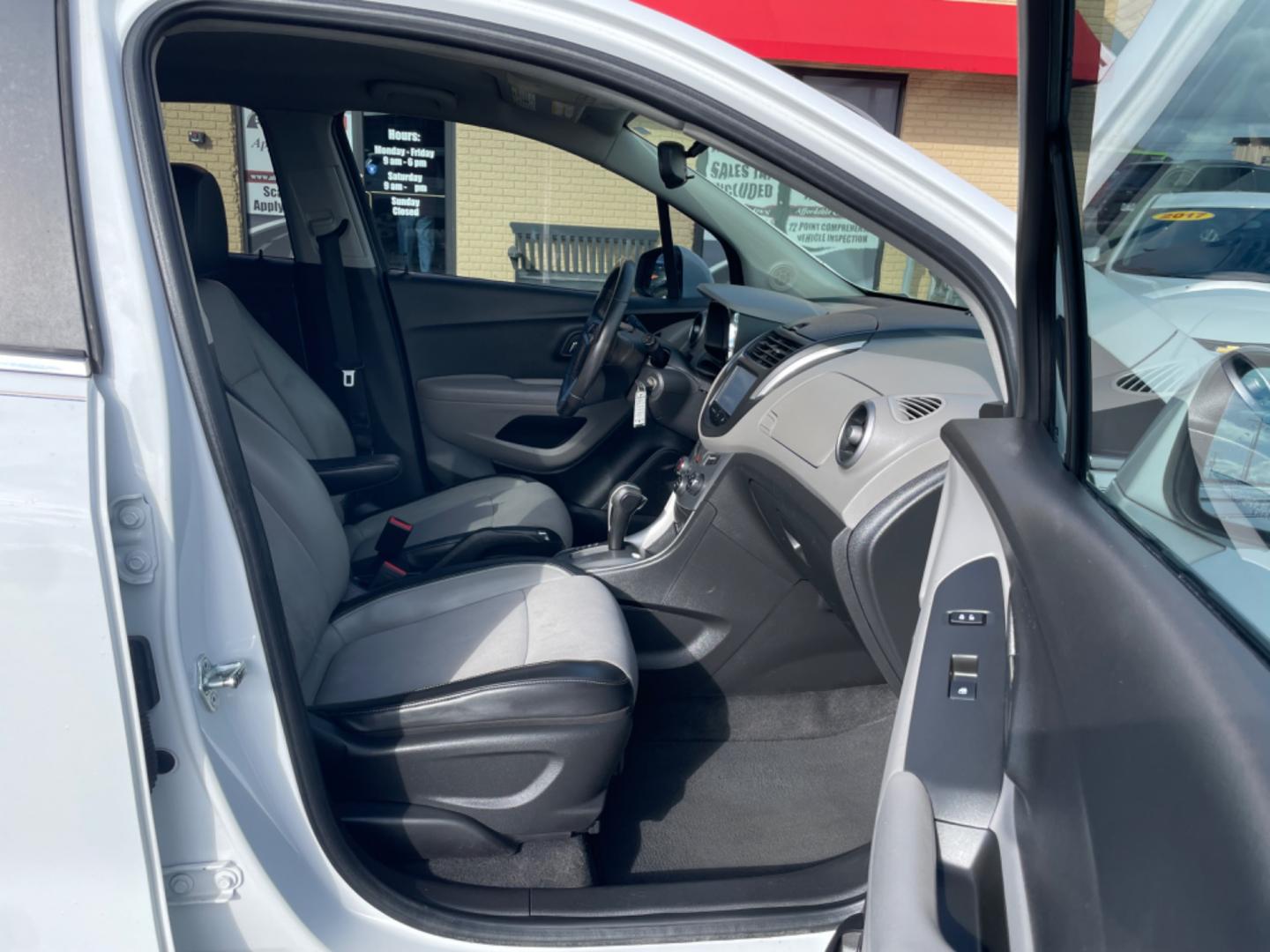 2015 White Chevrolet Trax (KL7CJLSB3FB) with an 4-Cyl, Turbo, 1.4 Liter engine, Automatic, 6-Spd transmission, located at 8008 Warden Rd, Sherwood, AR, 72120, (501) 801-6100, 34.830078, -92.186684 - Photo#8